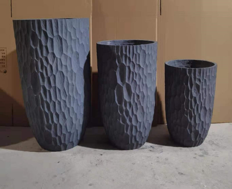 Hoher Pflanztopf in Steinoptik