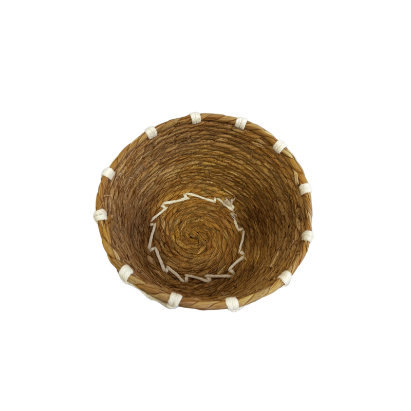 Seegras-Körbe mit Makramee-Details